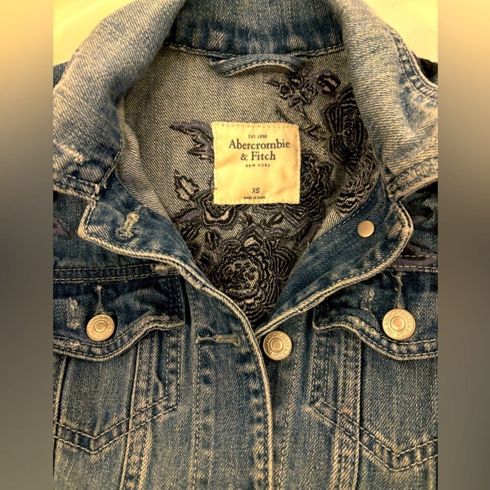 Abercrombie & Fitch Floral Embroidered Blue Denim Jean Jacket Size XSmall
